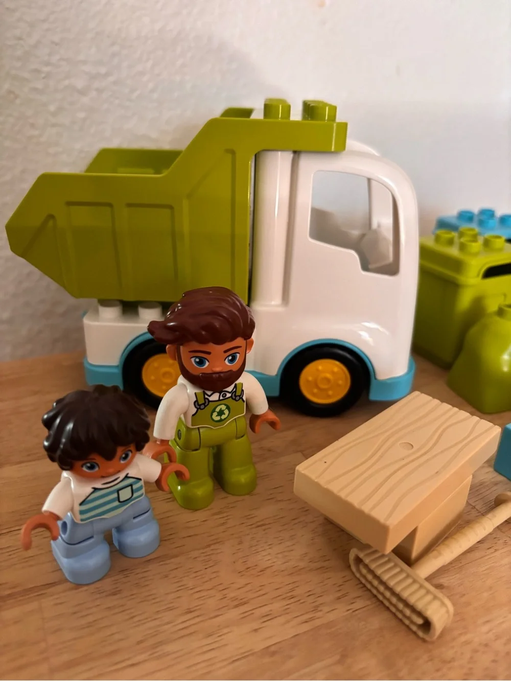 Lego Duplo Garbage Truck and Recycling - Picture 3 of 6